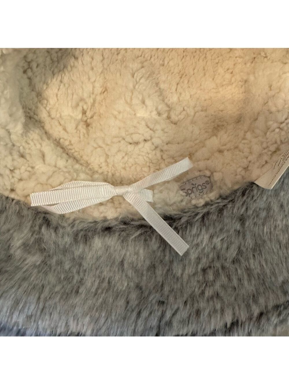 Sprigs Reversible Faux Fur/Sherpa
Bucket Hat
NWT
Gray/Beige
One Size Fits Most - Picture 8 of 8